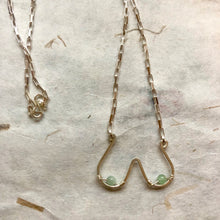 Indlæs billede til gallerivisning &#39;Femme&#39; halskæde i sølv med lysegrønne perler
