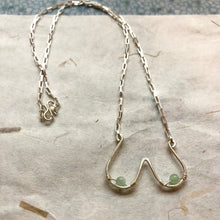 Indlæs billede til gallerivisning &#39;Femme&#39; halskæde i sølv med lysegrønne perler
