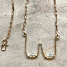 Indlæs billede til gallerivisning &#39;Femme&#39; halskæde i sølv med transparente perler
