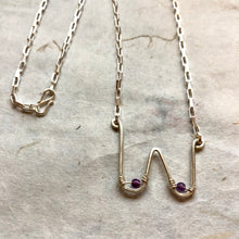 Indlæs billede til gallerivisning &#39;Femme&#39; halskæde i sølv med lilla perler
