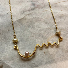 Indlæs billede til gallerivisning &#39;Femme&#39; halskæde Ltd med et bryst og rosa perle
