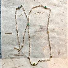 Indlæs billede til gallerivisning &#39;Femme&#39; halskæde Ltd i sølv med et bryst og grøn perle
