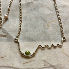 Indlæs billede til gallerivisning &#39;Femme&#39; halskæde Ltd i sølv med et bryst og grøn perle
