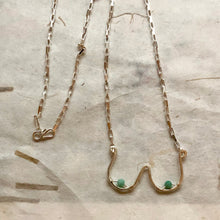 Indlæs billede til gallerivisning &#39;Femme&#39; halskæde i sølv med turkise perler
