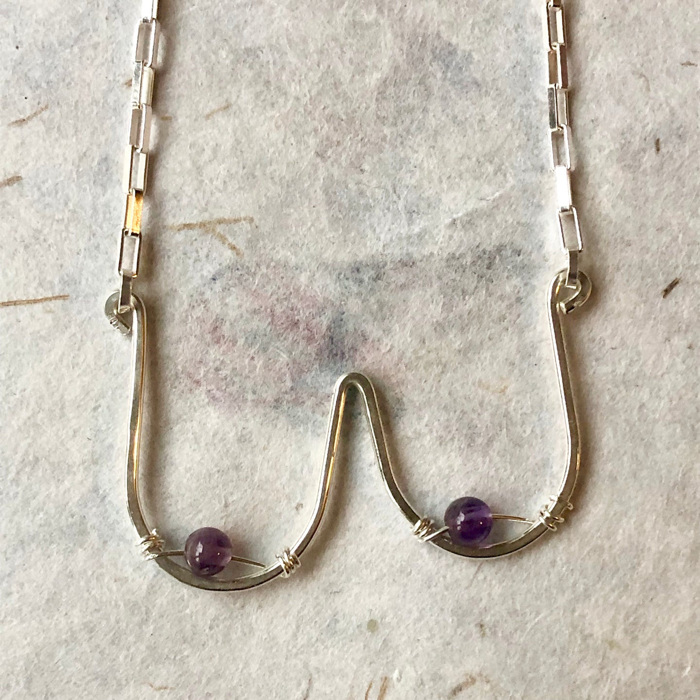 'Femme' halskæde i sølv med lilla perler