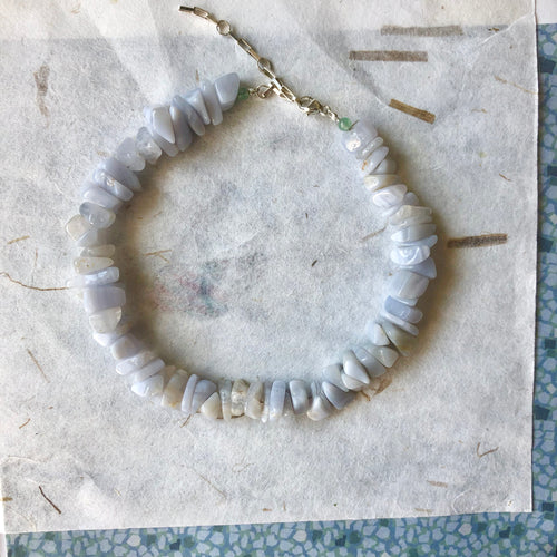 Ankelkæde med kalcedon. Ankelkæde med blå sten. Ankelkæde med upcycled blå sten og sterling sølv kæde. Justerbar ankelkæde.