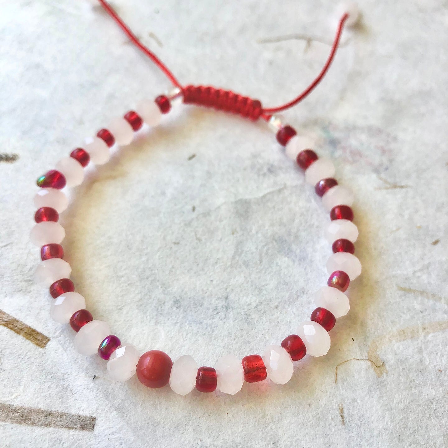 Rødt og hvidt armbånd af upcycled perler og krystal. Justerbart armbånd, onesize armbånd, knyttet armbånd.