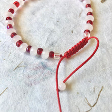 Indlæs billede til gallerivisning Rødt og hvidt armbånd af upcycled perler og krystal. Justerbart armbånd, onesize armbånd, knyttet armbånd.
