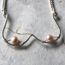 Indlæs billede til gallerivisning &#39;Femme&#39; halskæde med rosa perler
