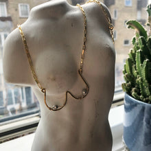 Indlæs billede til gallerivisning &#39;Femme&#39; halskæde med lysegrå perler
