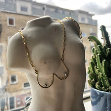 Indlæs billede til gallerivisning &#39;Femme&#39; halskæde med lysegrå perler
